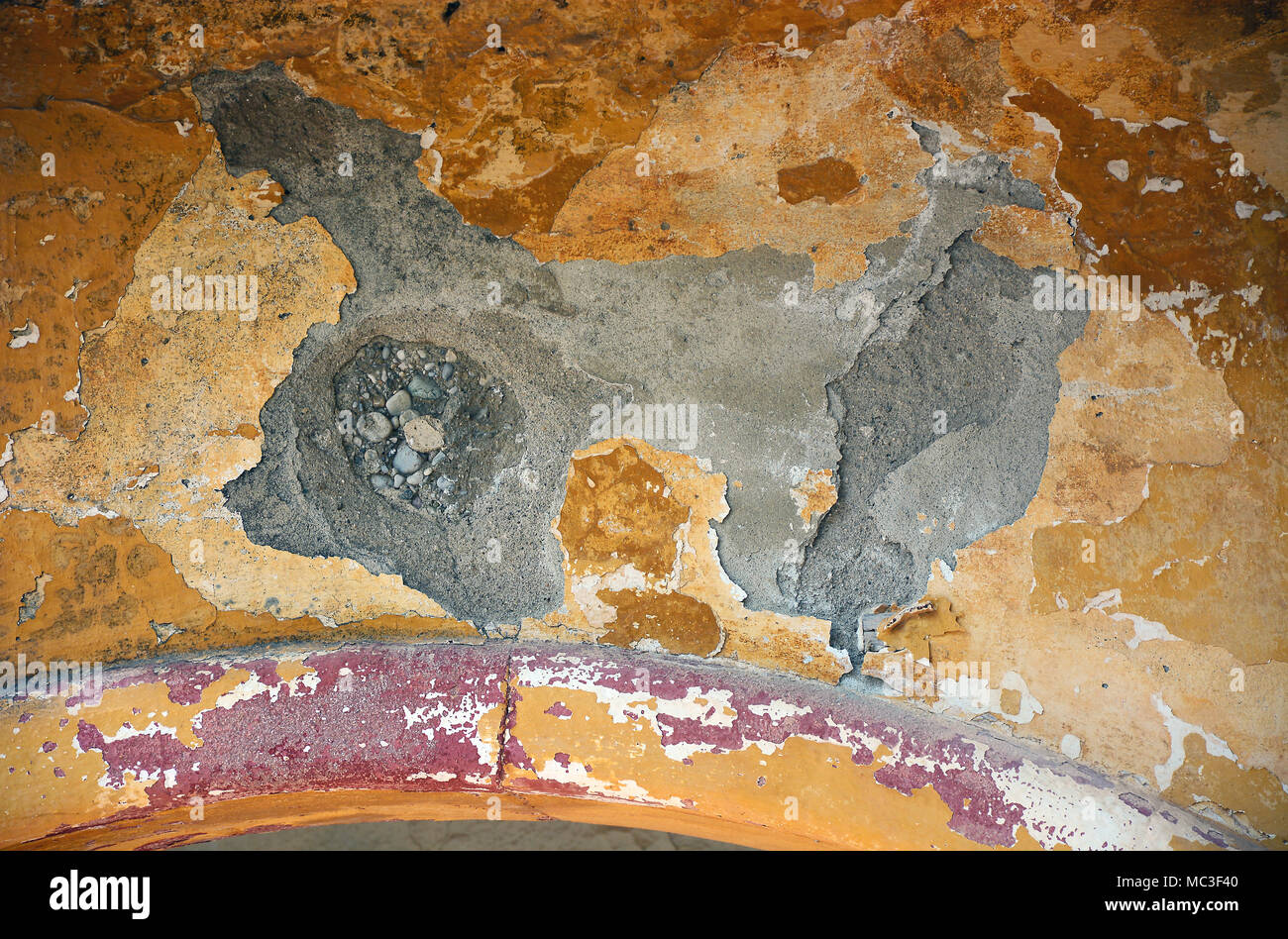 Sfald vernice sulle pareti di uno sbriciolamento in disuso edificio governativo, Rodi, Grecia. Foto Stock