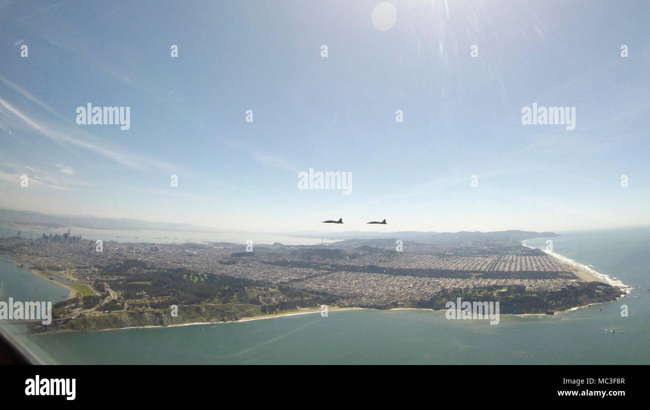 Due T 38s da Beale Air Force Base in California volare in