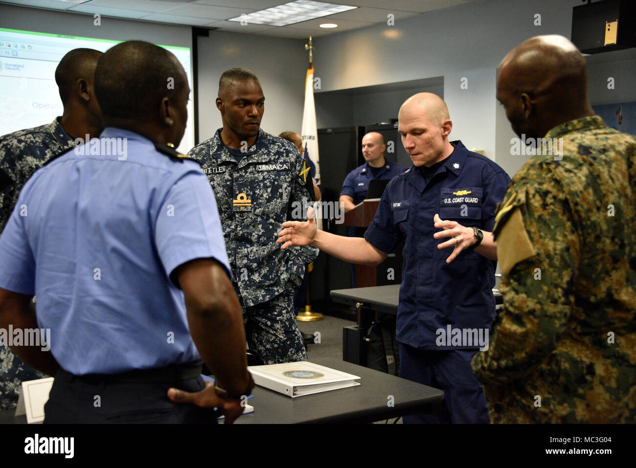 Stati Uniti La guardia costiera della Cmdr. Jeffrey Payne condivide la sua conoscenza con i membri del giamaicano forza di difesa e di Barbados difesa alla Coast Guard chiave settore ovest, 3 aprile 2018. L'Esperto in materia di Exchange è un evento che coinvolge la Guardia Costiera e più internazionale di agenzie partner per condividere la loro conoscenza sulla superficie Manutenzione asset. Foto Stock