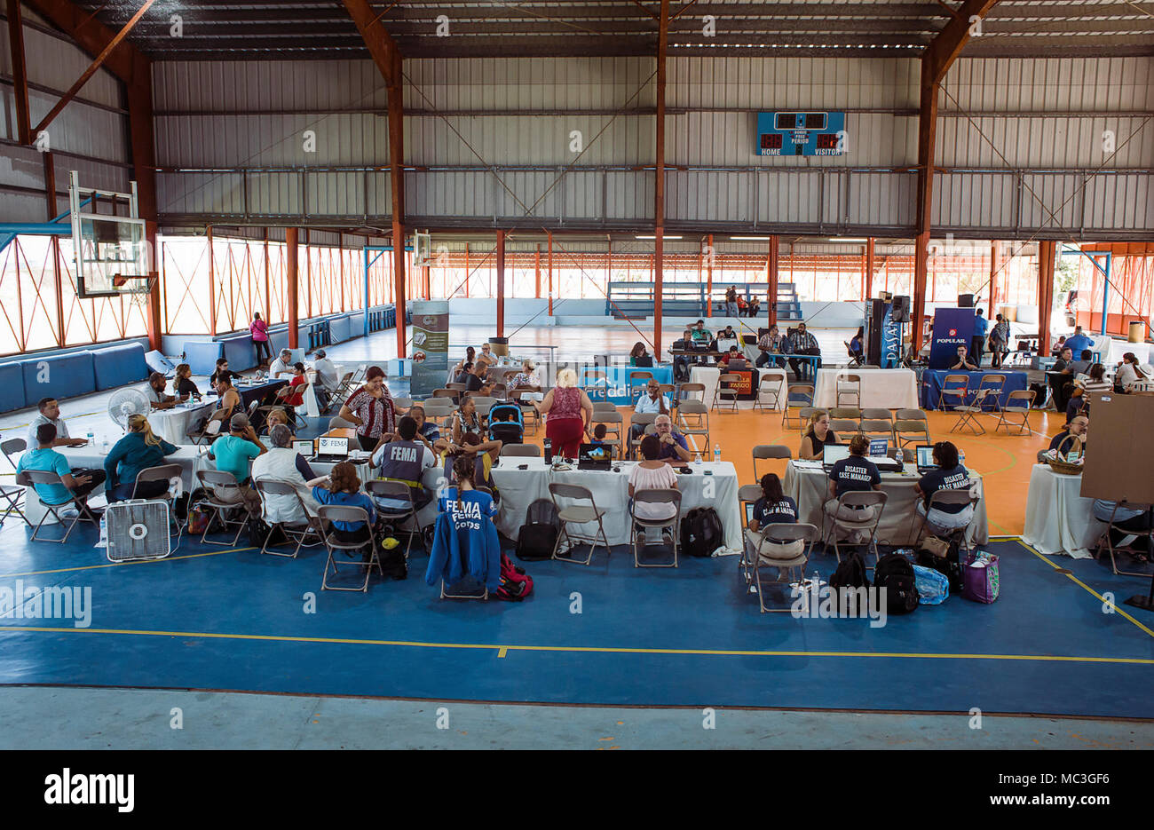 Fajardo, Puerto Rico, 15 marzo 2018 - Una vista del Disaster Recovery fiera all'Hipolito Robles complesso sportivo in Fajardo. Questo evento fornisce informazioni e assistenza necessaria ai sopravvissuti che permette loro di spostarsi in avanti dopo le devastazioni del ciclone Maria.Le fiere si svolgono in tutta Puerto Rico dove del governo federale e statale, insieme con il settore privato, forniscono indicazioni circa la prevenzione di preclusione, alloggiamento di consulenza, servizi legali, alluvione di assicurazione, mitigazione, titolo e altri problemi. Per ulteriori informazioni chiamate il (817) 372-0852. Foto Stock