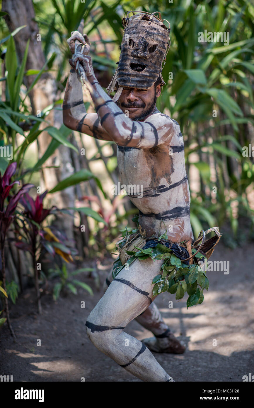 Masked firemaking performer, area di Goroka, altipiani orientali, provincia di Papua Nuova Guinea Foto Stock