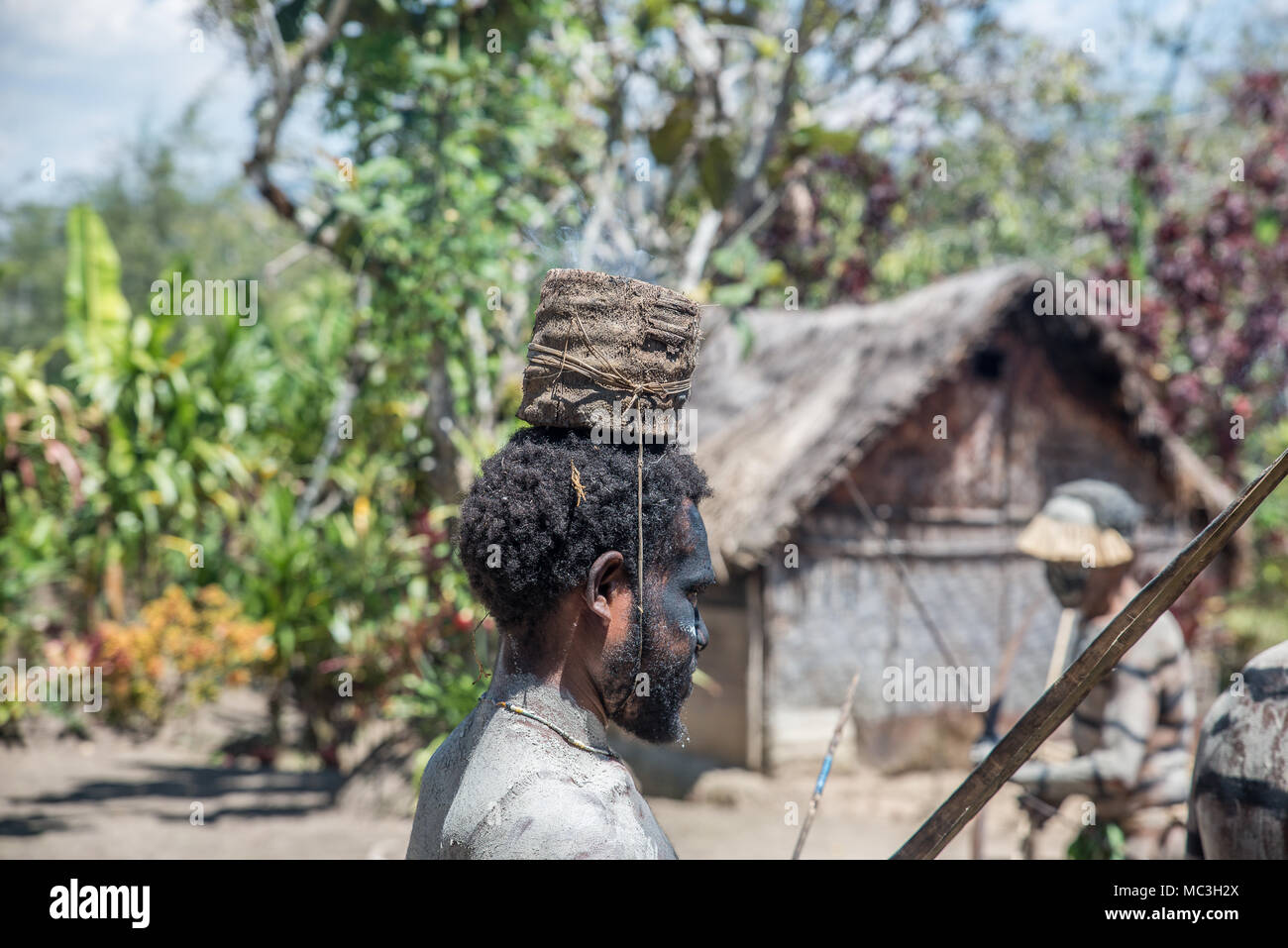 Ritratto di un attore firemaking, area di Goroka, altipiani orientali, provincia di Papua Nuova Guinea Foto Stock