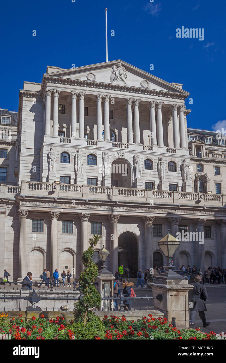 Città di Londra. La Banca d'Inghilterra in Threadneedle Street, visto dal Royal Exchange. Foto Stock
