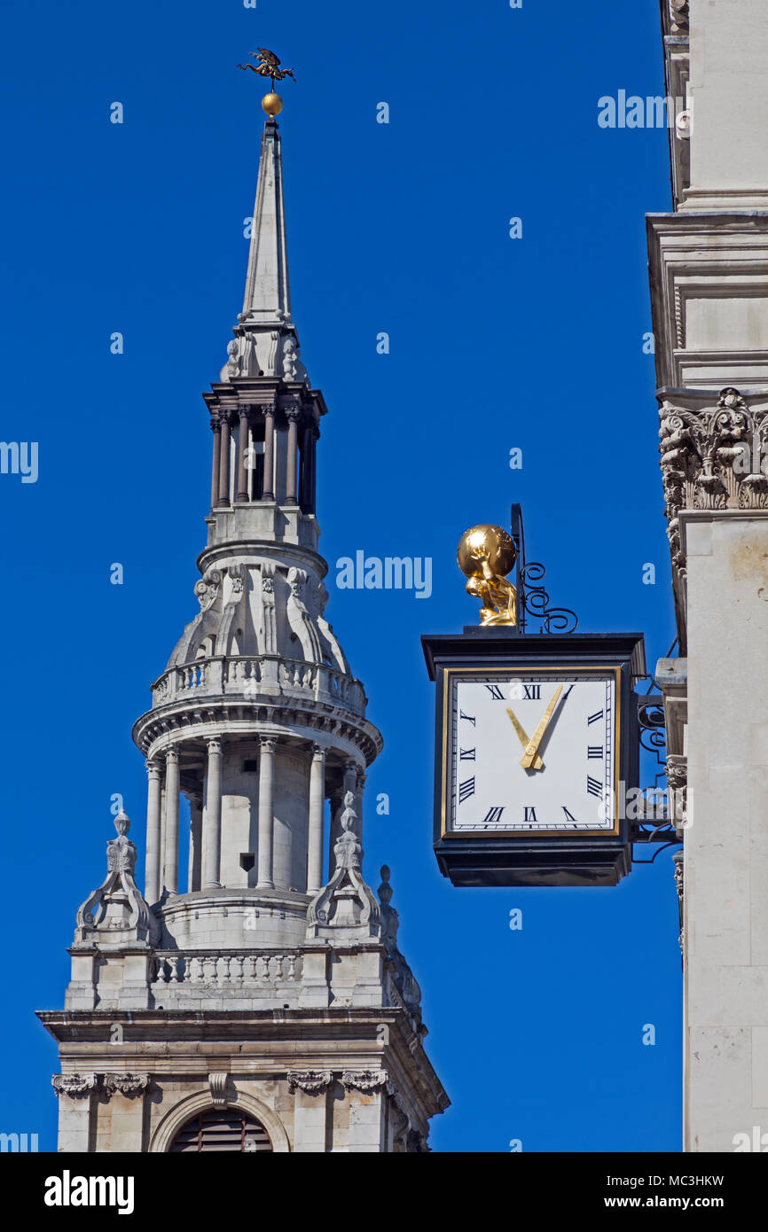 Città di Londra. Un Atlante clock sull'angolo di Ironmonger Lane e Cheapside, con St Mary-le-Bow in background Foto Stock