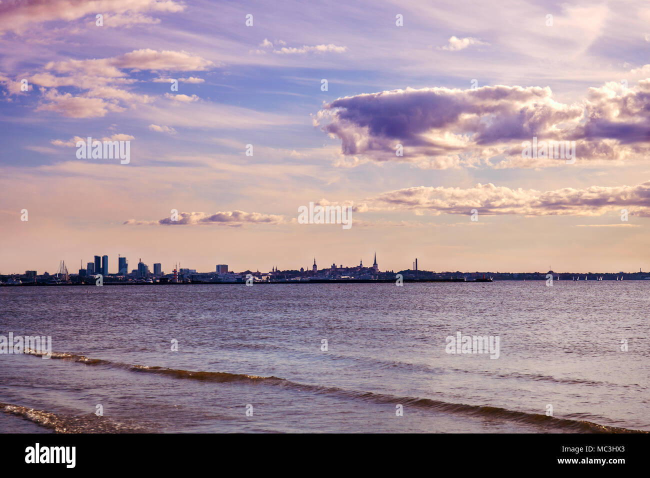 La città vecchia di Tallinn. Vista della città dalla finlandese Golfo del Mar Baltico. antiquato effetto di tono Foto Stock