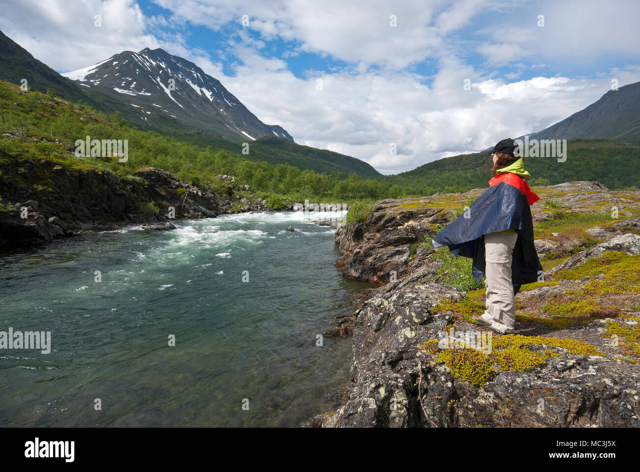 Trekker vicino a un fiume di Stora Sjofallet National Park, Norrbotten County, Svezia Foto Stock