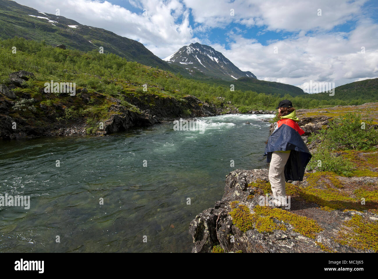 Trekker vicino a un fiume di Stora Sjofallet National Park, Norrbotten County, Svezia Foto Stock