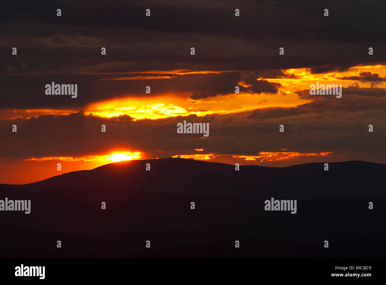 Il sole di mezzanotte dal Monte Dundret (Gallivare), Norrbotten County, Svezia Foto Stock