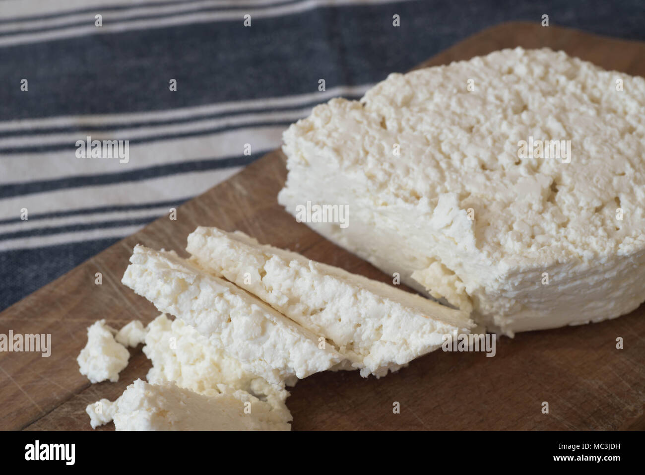 Quark (prodotti lattiero-caseari), formaggio su pannello di legno Foto Stock