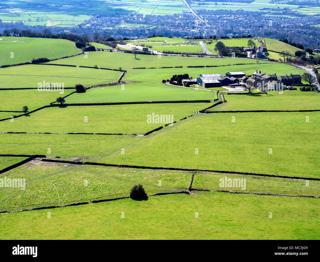 Vista la Holme Valley da Castle Hill vicino a Huddersfield West Yorkshire Inghilterra Foto Stock