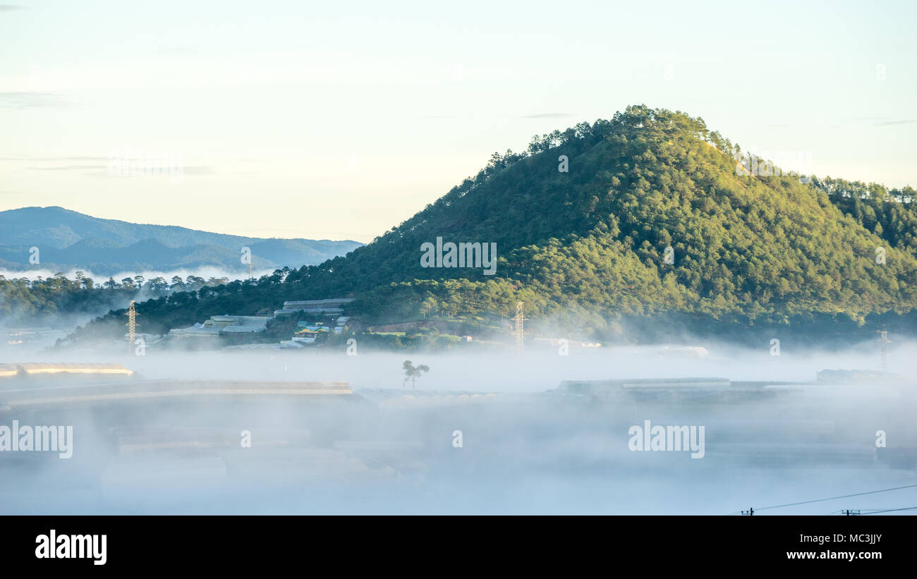 Una parte della città di Dalat nella nebbia, con bellissima sunsiside - DALAT- LAMDONG- VIETNAM Foto Stock