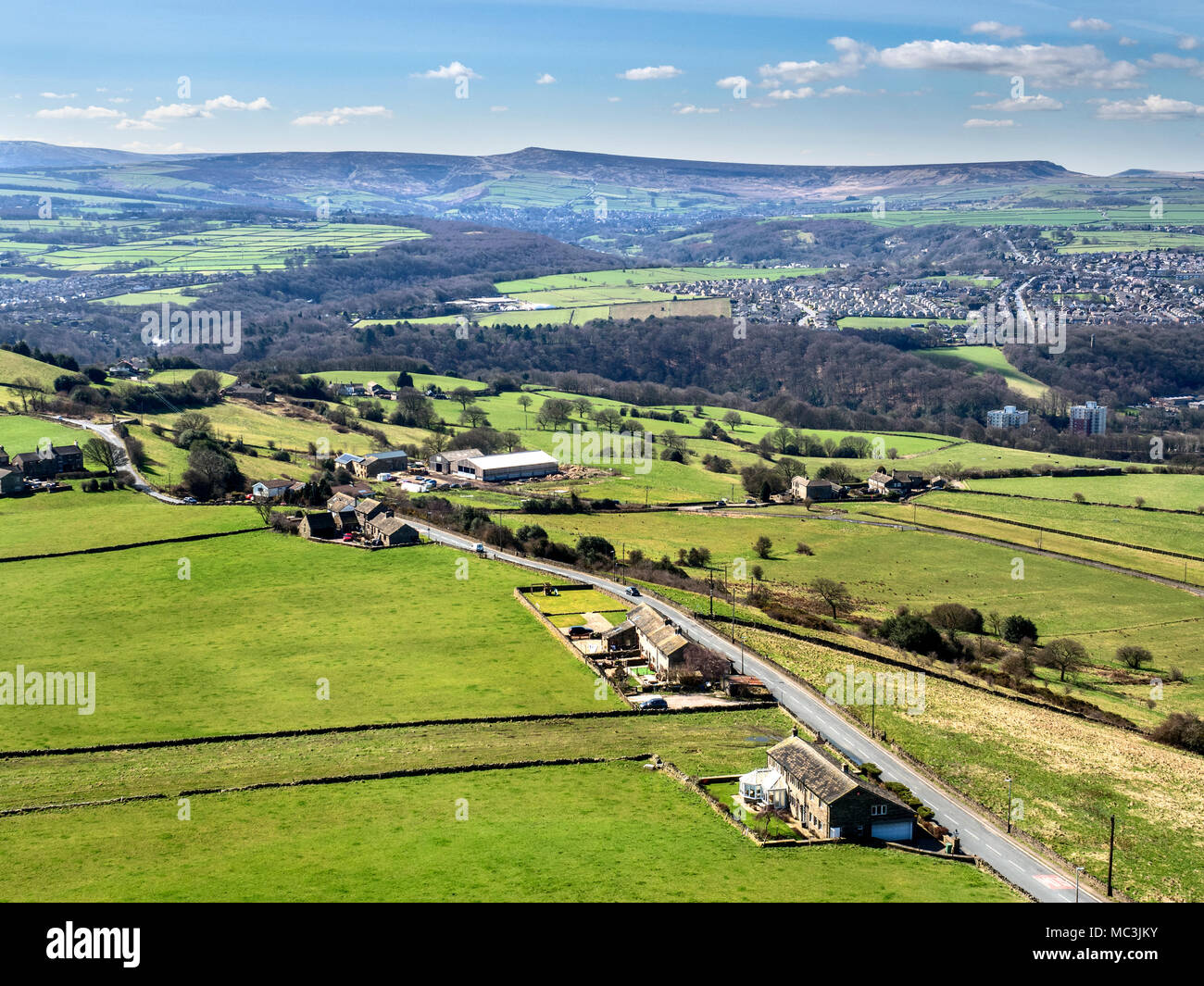 Vista su tutta la vallata Holme verso Saddleworth Moor da Castle Hill vicino a Huddersfield West Yorkshire Inghilterra Foto Stock