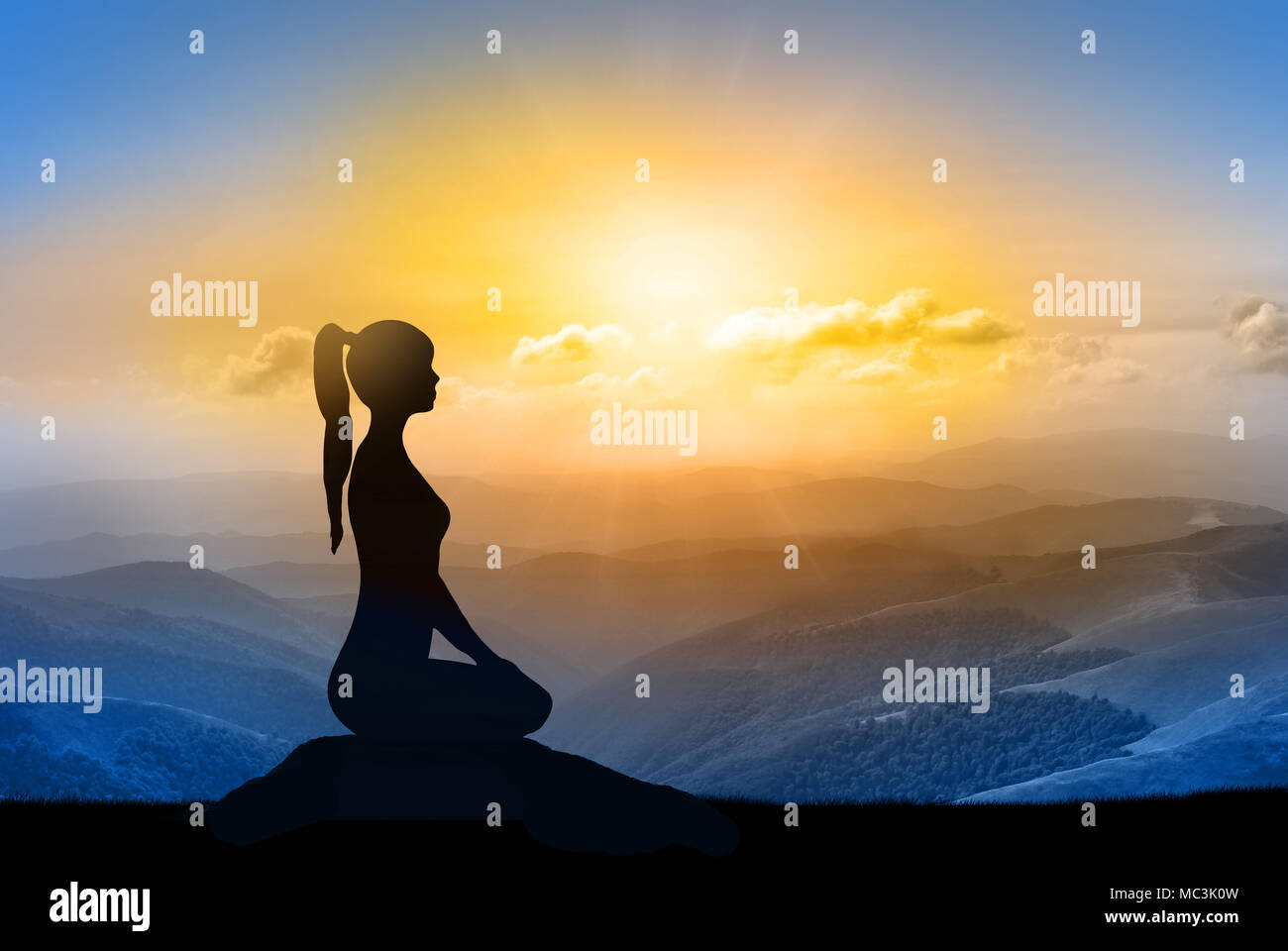 Silhouette di yoga sulla montagna in raggi solari. L alba sun. Foto Stock