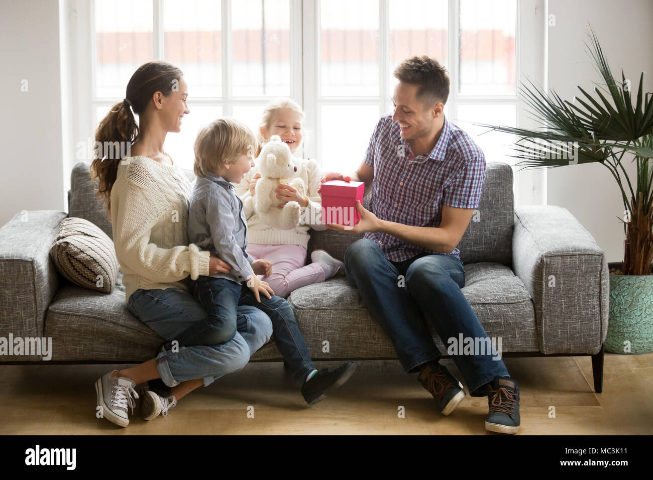 Ricezione di presente sui padri giorno concetto, famiglia bambini congratula Foto Stock