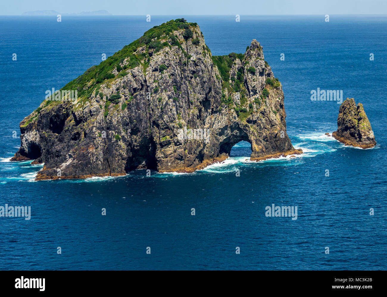 Motu Kōkako, noto anche come Piercy Island o 'il foro nella roccia", si trova a poca distanza dalla costa nord dell'Isola del nord della Nuova Zelanda. Esso è in ve Foto Stock