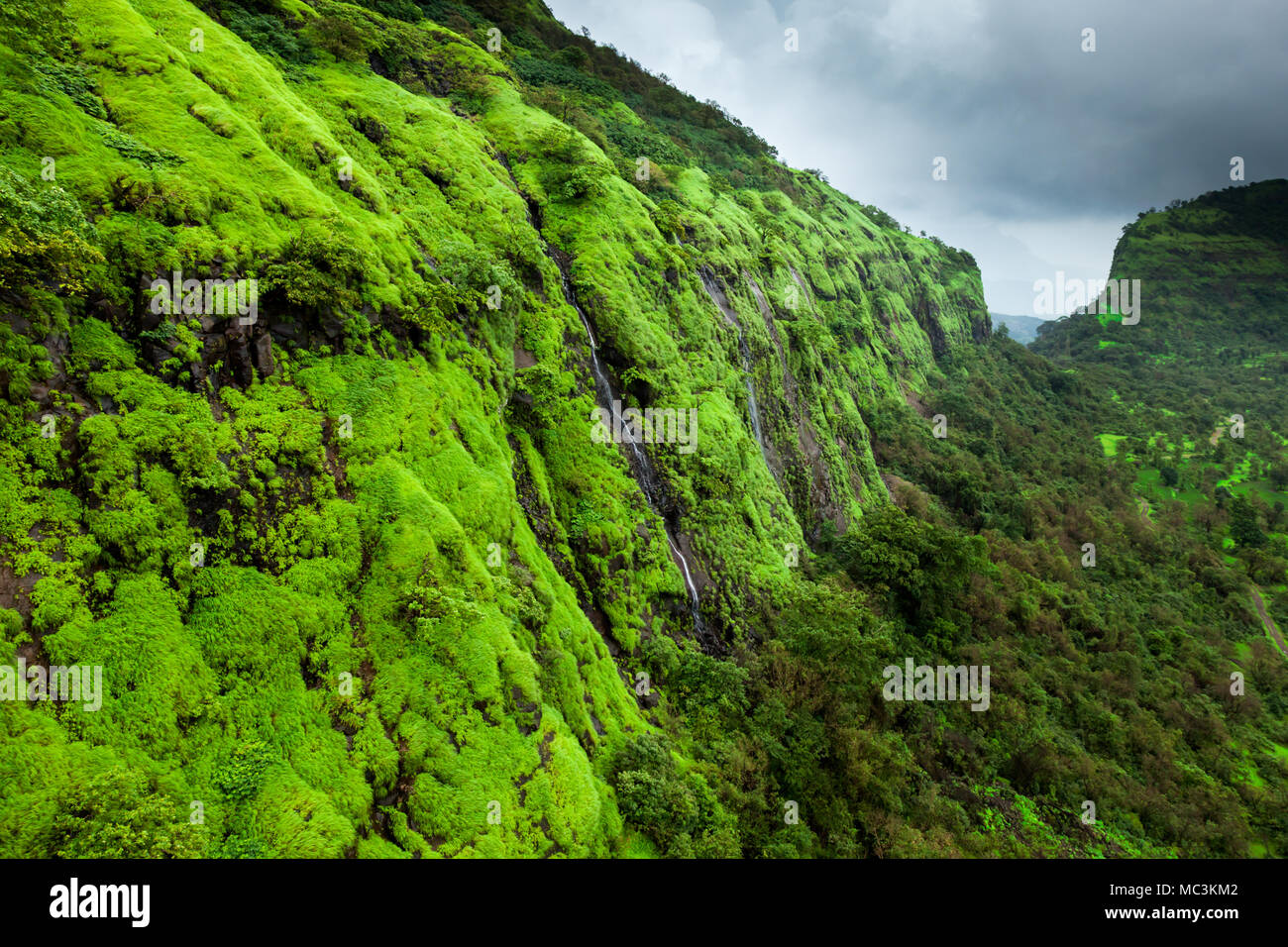 Il Monsone paesaggio mozzafiato dai i Ghati occidentali intorno a Pune, Maharashtra, India Foto Stock