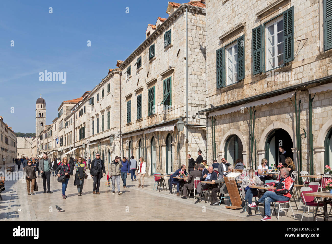 Stradun (Placa) e sullo sfondo la torre del monastero francescano, città vecchia, Dubrovnik, Croazia Foto Stock