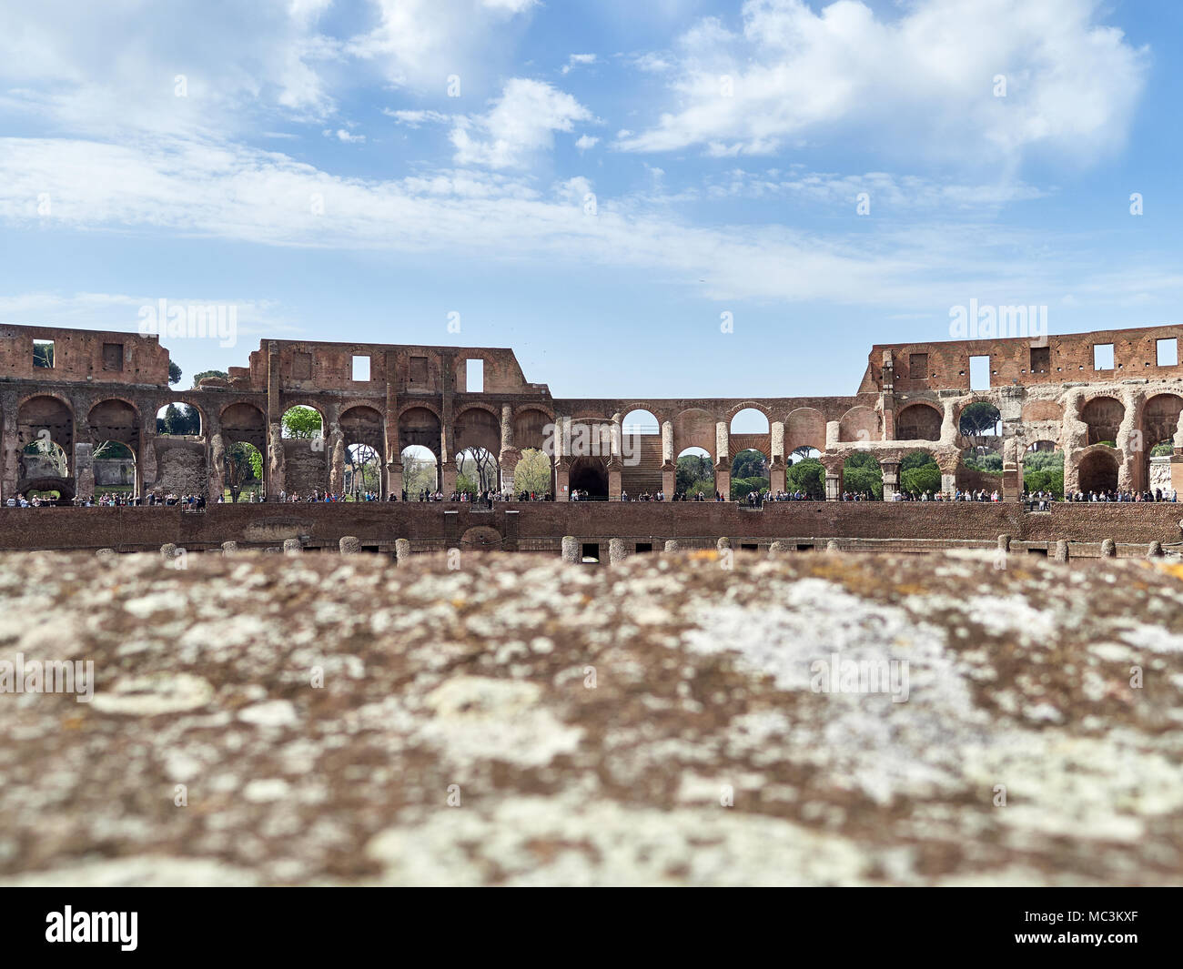 Interno a basso angolo di visione del Colosseo di turisti durante il giorno Foto Stock