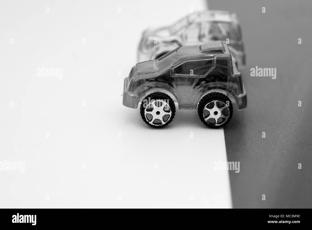 Immagine in bianco e nero di modellini di auto sulla linea di partenza con spazio per didascalia Foto Stock
