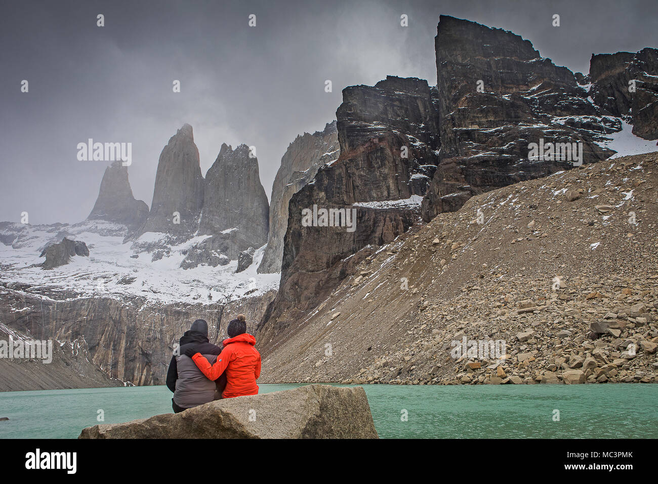 Gli escursionisti, Base Mirador Las Torres. È possibile vedere le incredibili Torres del Paine, parco nazionale Torres del Paine, Patagonia, Cile Foto Stock