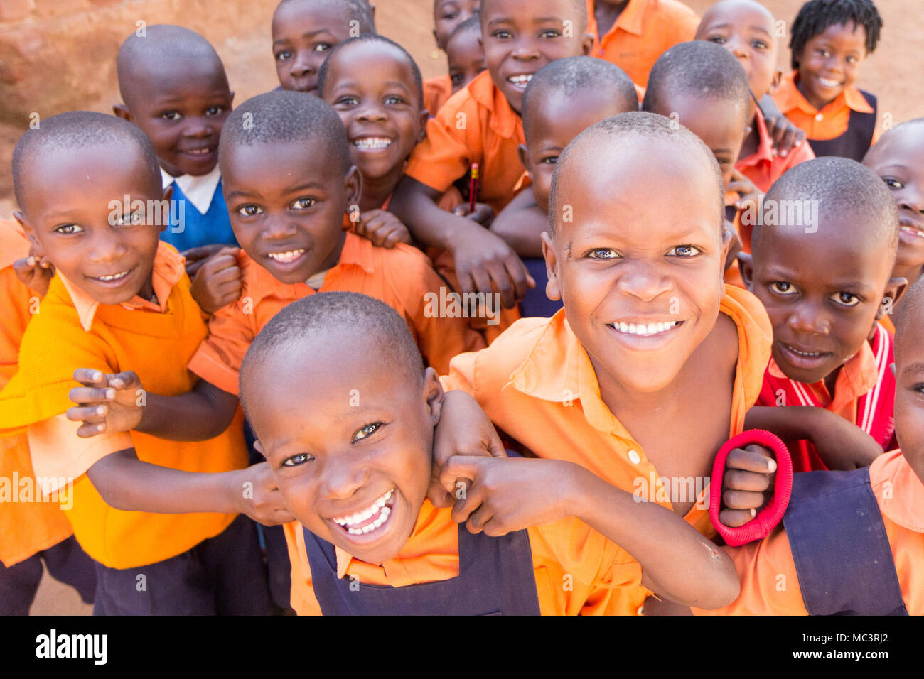 Uganda. Il 13 giugno 2017. Un gruppo di felice bambini della scuola elementare sorridente, ridendo e agitando in una scuola primaria. Foto Stock