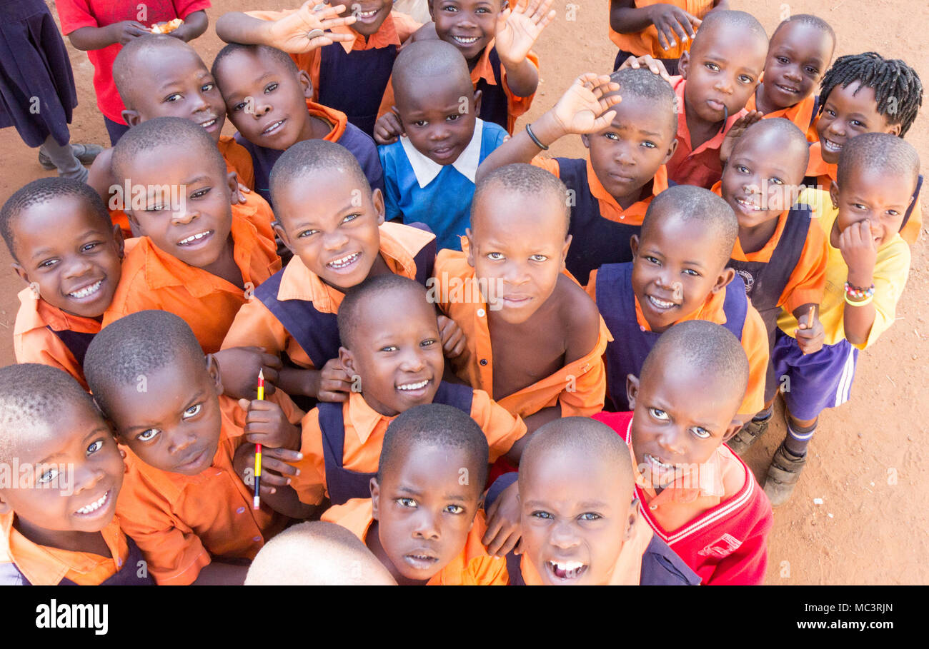 Uganda. Il 13 giugno 2017. Un gruppo di felice bambini della scuola elementare sorridente, ridendo e agitando in una scuola primaria. Foto Stock