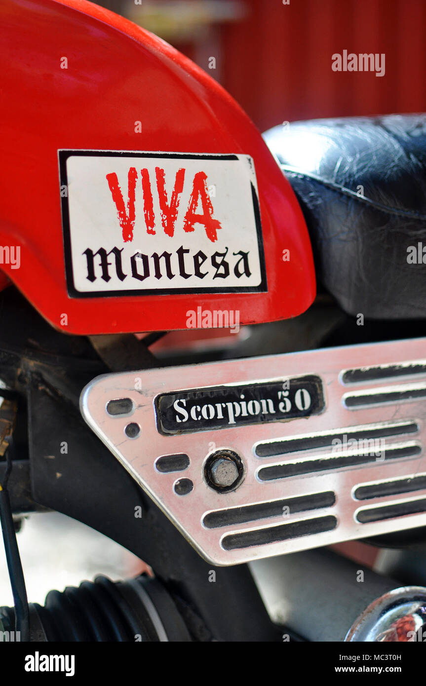 Dettaglio del serbatoio del carburante con adesivo del marchio "VIVA Montesa" e coperchio in alluminio con il nome del modello di una Montesa Scorpion 50, 70's spagnolo motociclo fuoristrada Foto Stock