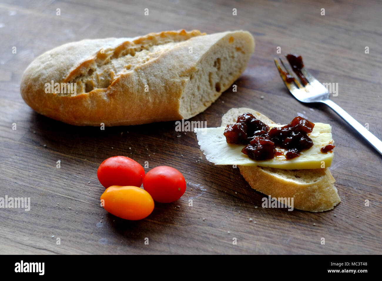Formaggio e sottaceti sul pane rustico Foto Stock