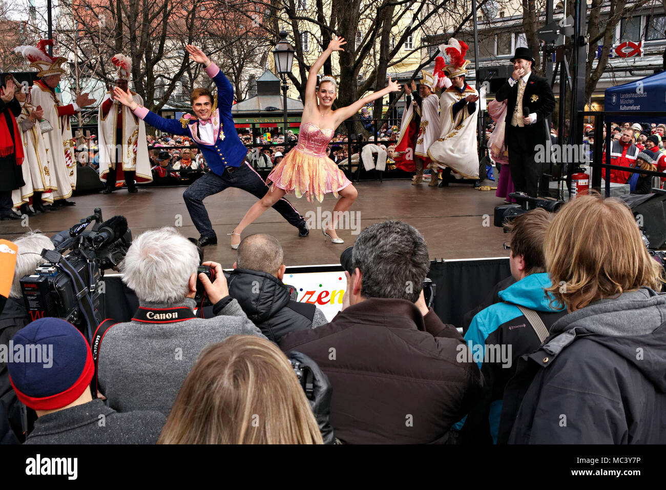 Ballerini in Fasching tappa al Viktualienmarkt, Monaco di Baviera, Baviera, Germania, Europa Foto Stock