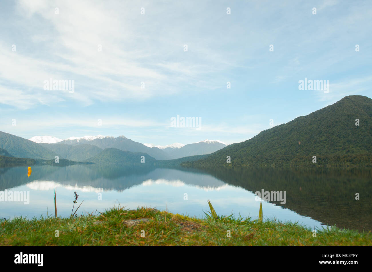 Questa è una foto scattata in Nuova Zelanda. Le montagne e il lago fanno sentire pulito e fresco. Sembra una buona base per alcuni prodotti. Foto Stock