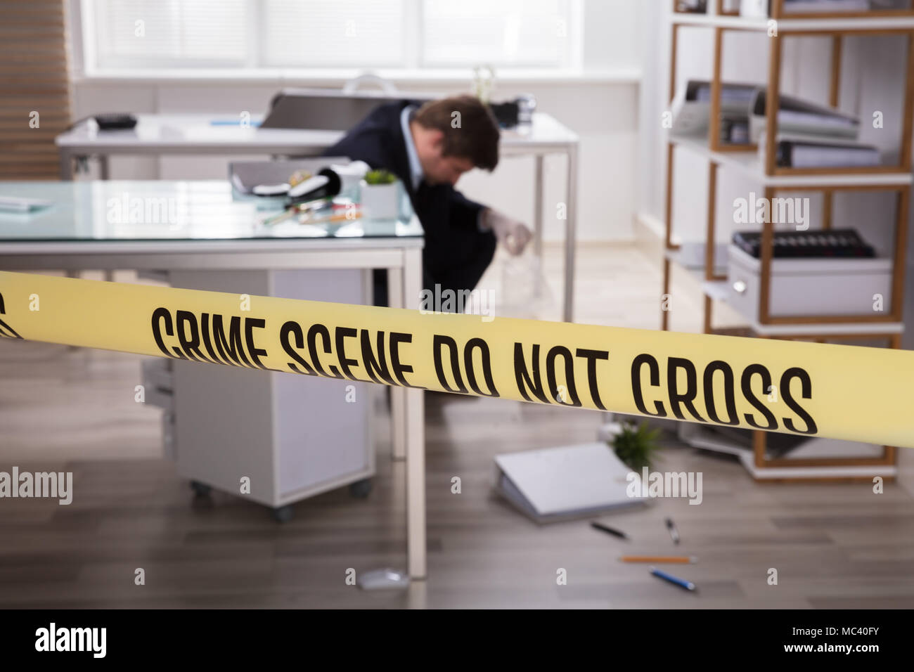 Close-up di giallo della scena del crimine in nastro anteriore investigatore della raccolta di elementi di prova Foto Stock