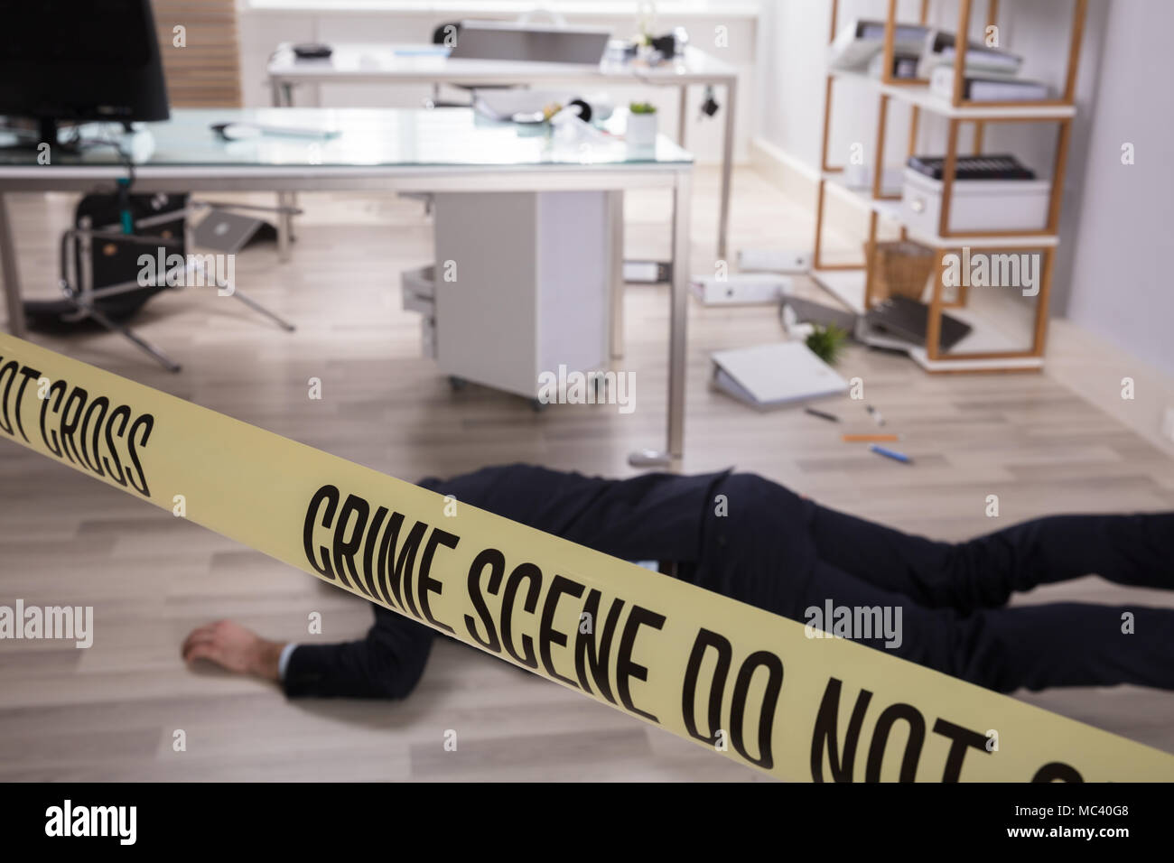 Il giallo della scena del crimine su nastro morti il corpo dell Uomo sdraiato sul pavimento Foto Stock
