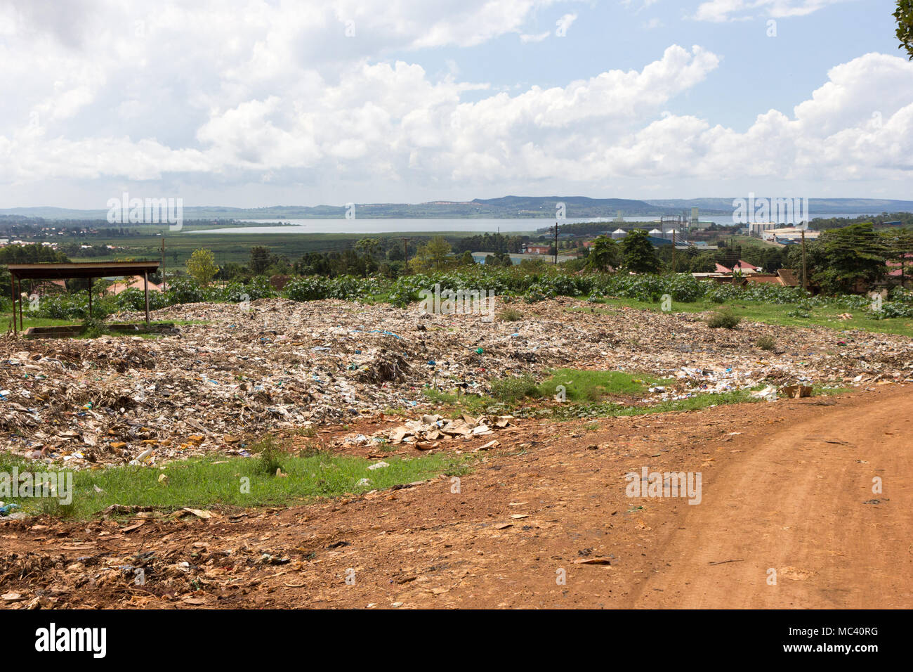 Jinja, Uganda. Il 21 maggio 2017. Una grande discarica di rifiuti tentacolare nei sobborghi della città ugandese di Jinja. Foto Stock