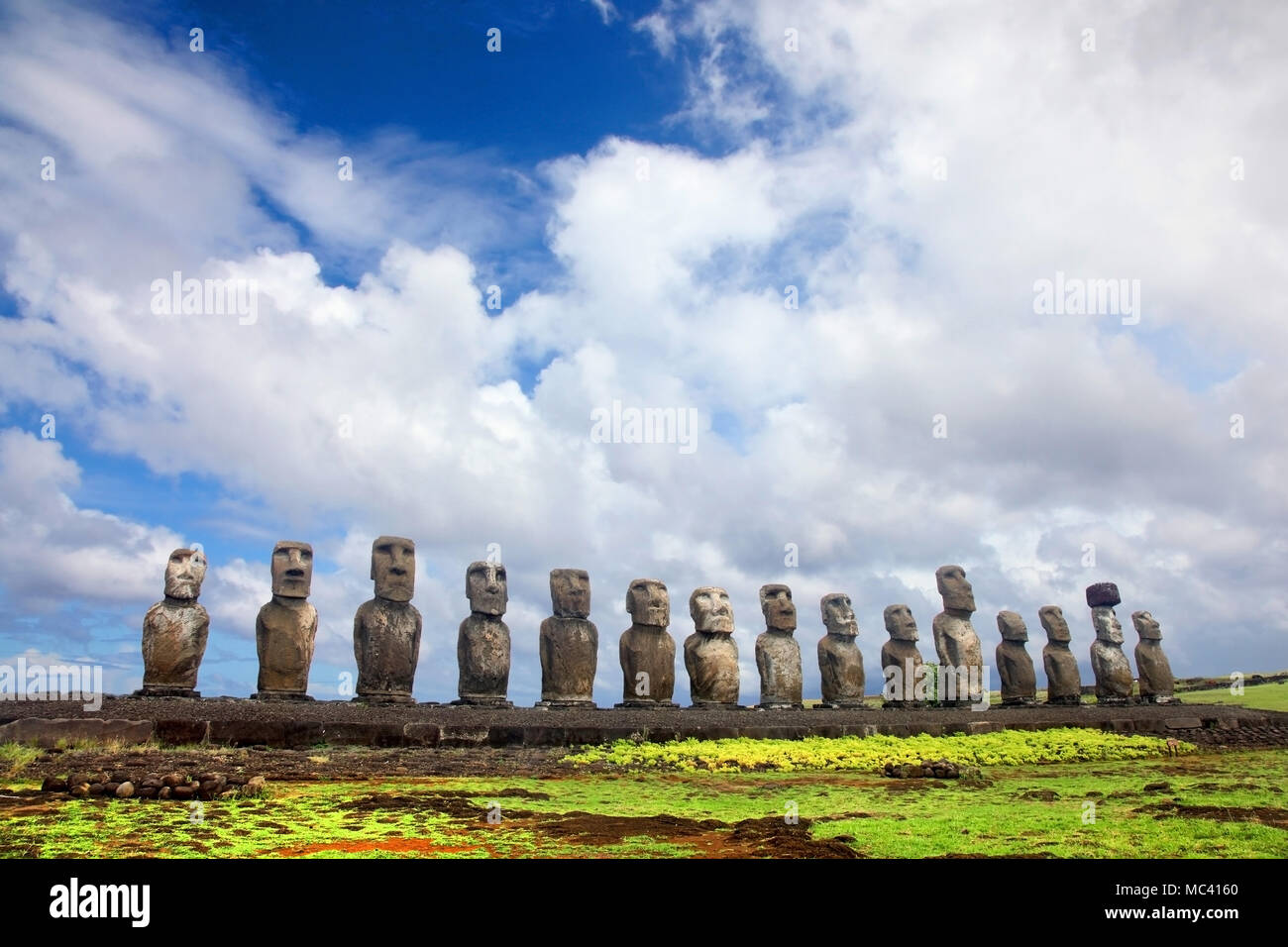 Quindici moai in piedi a Ahu Tongariki, Isola di Pasqua, Cile. Foto Stock