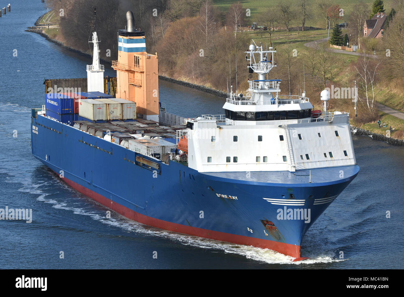 RO-RO-nave alesaggio Bay passando il canale di Kiel Foto Stock
