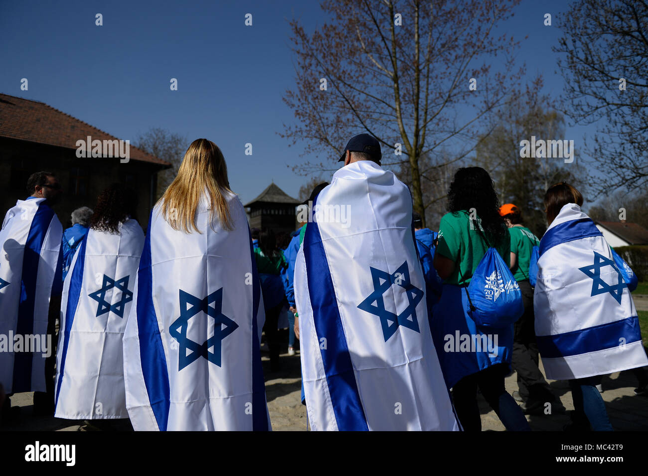 I partecipanti portano bandiere israeliane presso la ex-nazista tedesco la morte di Auschwitz-Birkenau camp durante il 'Marco della vita" a Oswiecim. La marcia annuale onora le vittime dell'Olocausto presso la ex-nazista tedesco la morte di Auschwitz-Birkenau camp nel sud della Polonia. Foto Stock