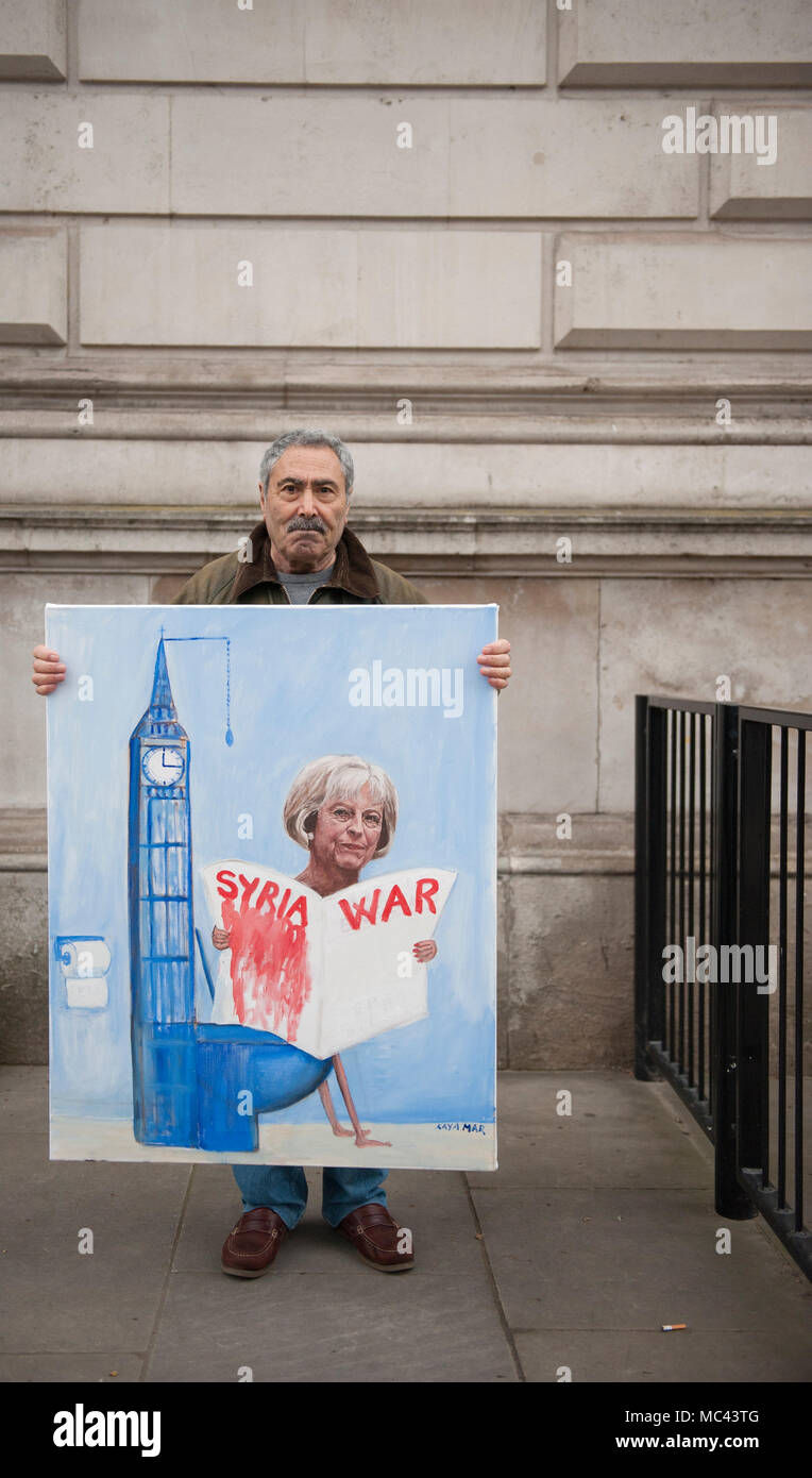 A Downing Street, Londra, Regno Unito. 12 aprile 2018. Artista politico Kaya Mar in Whitehall come ministri chiamati dal recesso per una speciale riunione del gabinetto a discutere di risposta ad attacchi chimici in Siria. Credito: Malcolm Park/Alamy Live News. Foto Stock