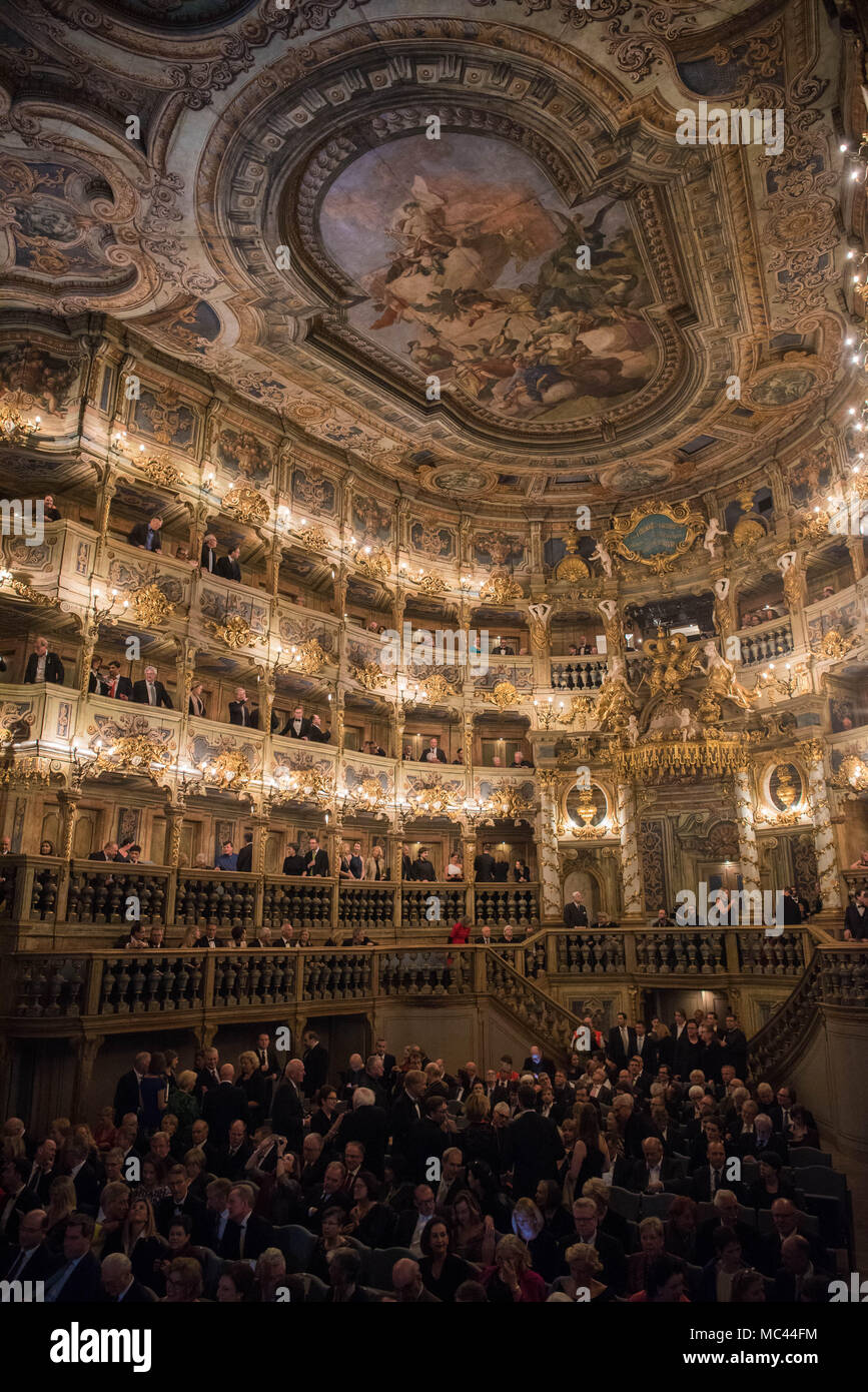 12 aprile 2018, Germania, Bayreuth: all'interno del rinnovato Teatro dell'opera. Il Markgraefliche Opernhaus (Margravial Opera House), che è sulla lista del Patrimonio Mondiale dell'UNESCO, ha riaperto dopo anni di lavori di restauro. L'opera "Artaserse' da Johann Adolph Hasse sarà eseguito presso la riapertura - come era alla sua apertura nel 1748. Foto: Nicolas Armer/dpa Foto Stock