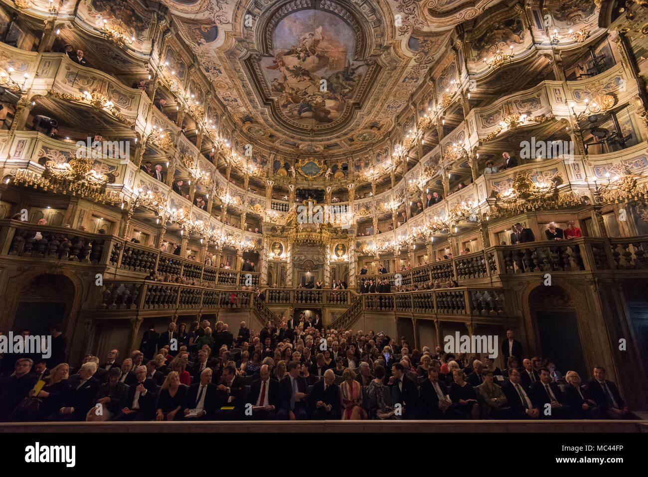 12 aprile 2018, Germania, Bayreuth: all'interno del rinnovato Teatro dell'opera. Il Markgraefliche Opernhaus (Margravial Opera House), che è sulla lista del Patrimonio Mondiale dell'UNESCO, ha riaperto dopo anni di lavori di restauro. L'opera "Artaserse' da Johann Adolph Hasse sarà eseguito presso la riapertura - come era alla sua apertura nel 1748. Foto: Nicolas Armer/dpa Foto Stock