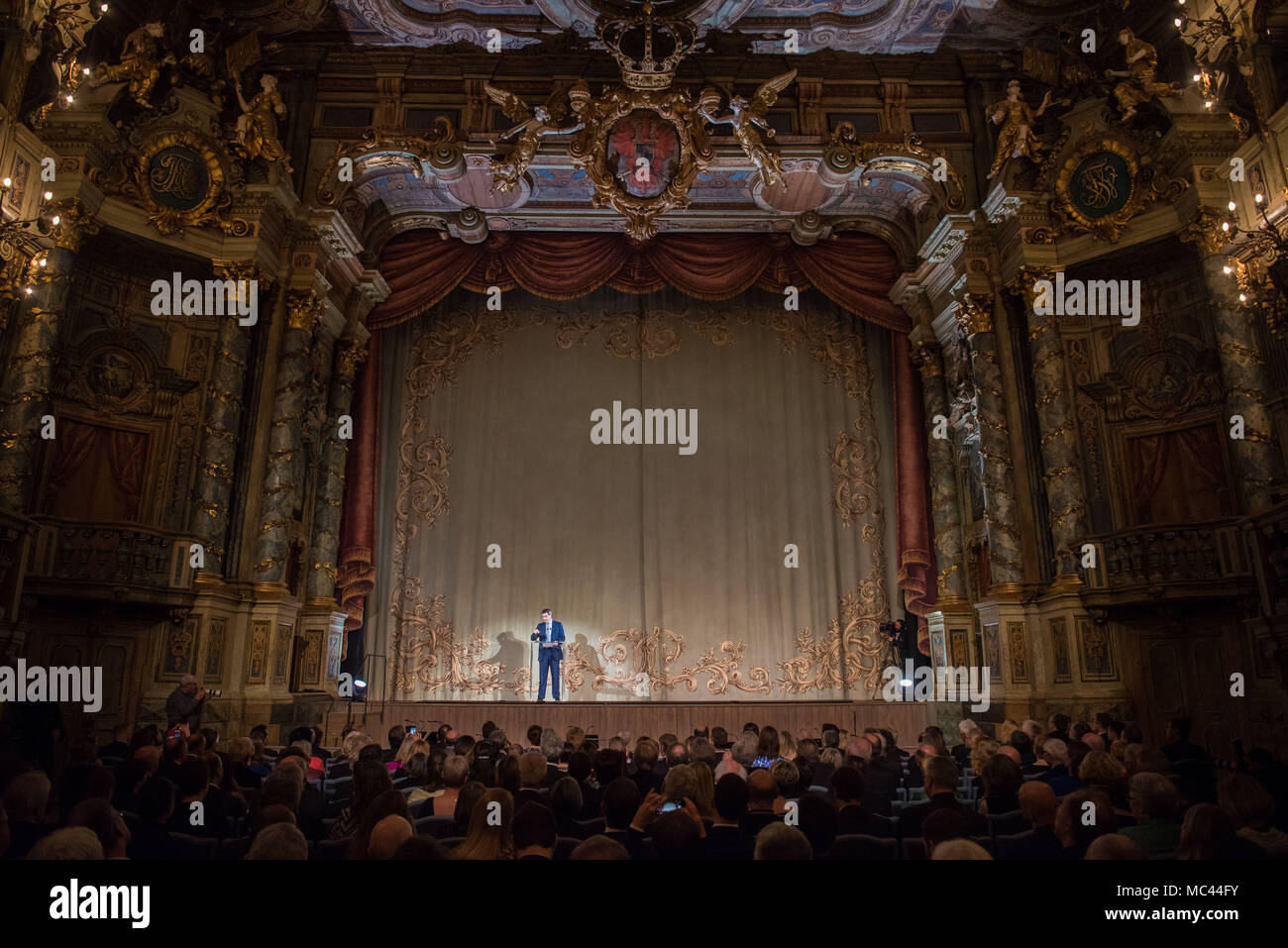 12 aprile 2018, Germania, Bayreuth: Markus Soeder (CSU), premier della Baviera, dà un discorso sul palco del rinnovato Teatro dell'opera. Il Markgraefliche Opernhaus (Margravial Opera House), che è sulla lista del Patrimonio Mondiale dell'UNESCO, ha riaperto dopo anni di lavori di restauro. L'opera "Artaserse' da Johann Adolph Hasse sarà eseguito presso la riapertura - come era alla sua apertura nel 1748. Foto: Nicolas Armer/dpa Foto Stock