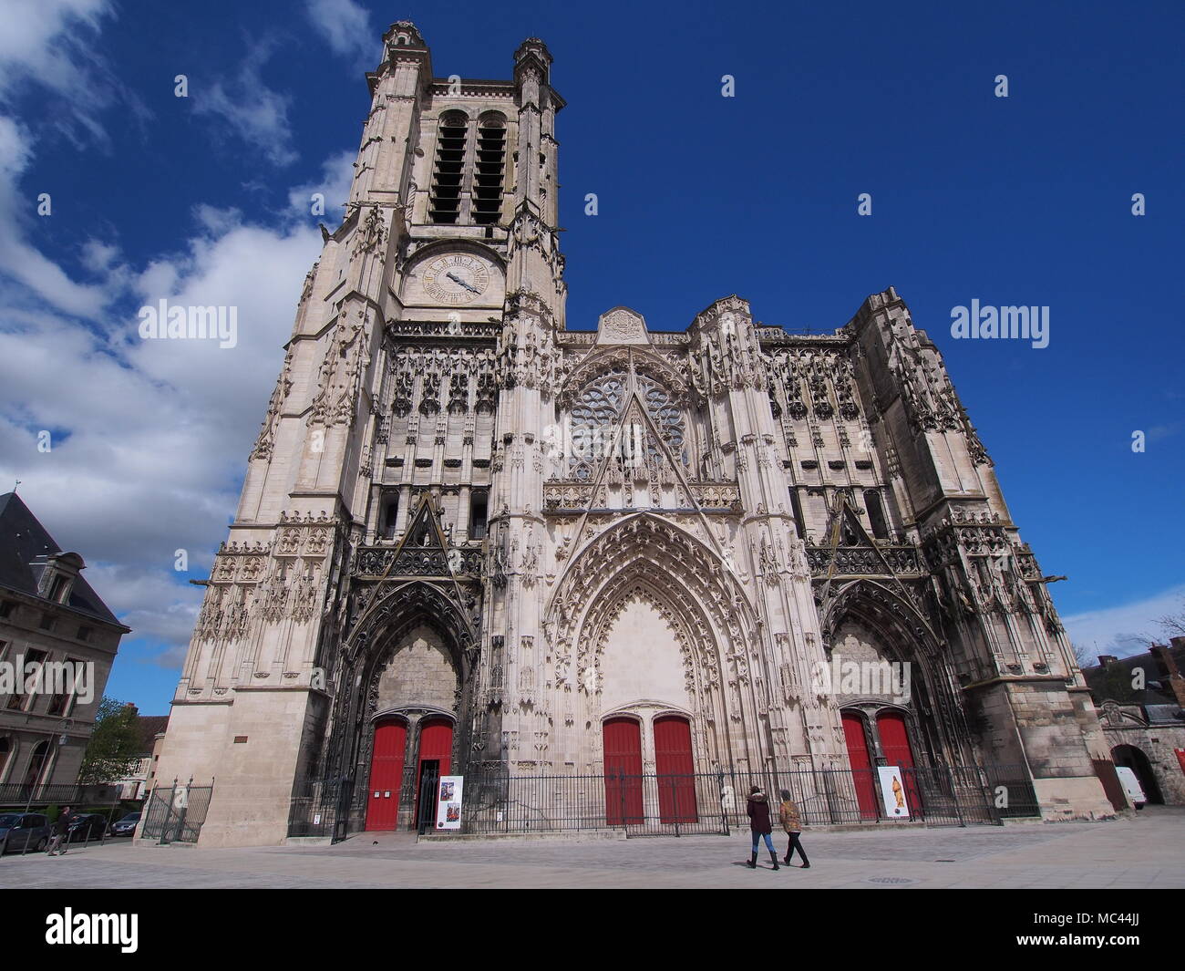 Troyes, Francia. Il 12 aprile, 2018. Tempo stagionale: un nuvoloso e umido del mattino seguita da un pomeriggio soleggiato nella città di Troyes, Francia. Cattedrale di Troyes (francese: Cathédrale Saint-Pierre-et-Saint-Paul de Troyes) è una chiesa cattolica romana che si trova nella città di Troyes in Champagne, Francia, in stile architettonico gotico. Credito: James Bell/Alamy Live News Foto Stock