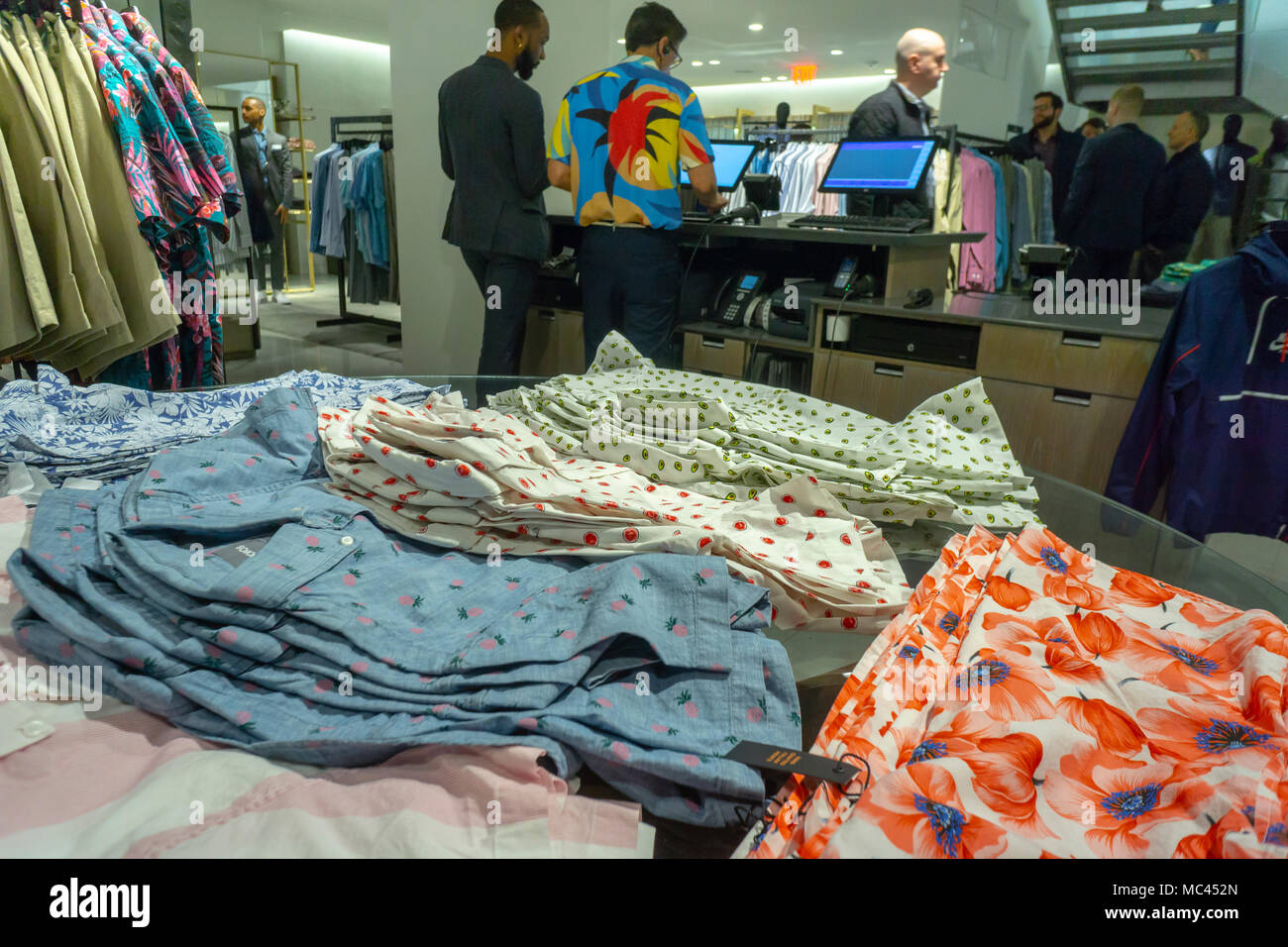 New York, Stati Uniti d'America. Xii Apr, 2018. Marca Bonobos camicie nel nuovo Nordstrom uomini del negozio nel centro di Manhattan a New York il suo giorno di inaugurazione, giovedì, 12 aprile 20187. I tre piani di 47.000 piedi quadrati store è direttamente di fronte al futuro delle donne di apertura dello store nel 2019. Il negozio è Nordstrom del primo negozio a New York anche se essa già dispone di due Rack Nordstrom off-prezzo negozi. Credito: Richard Levine/Alamy Live News Foto Stock