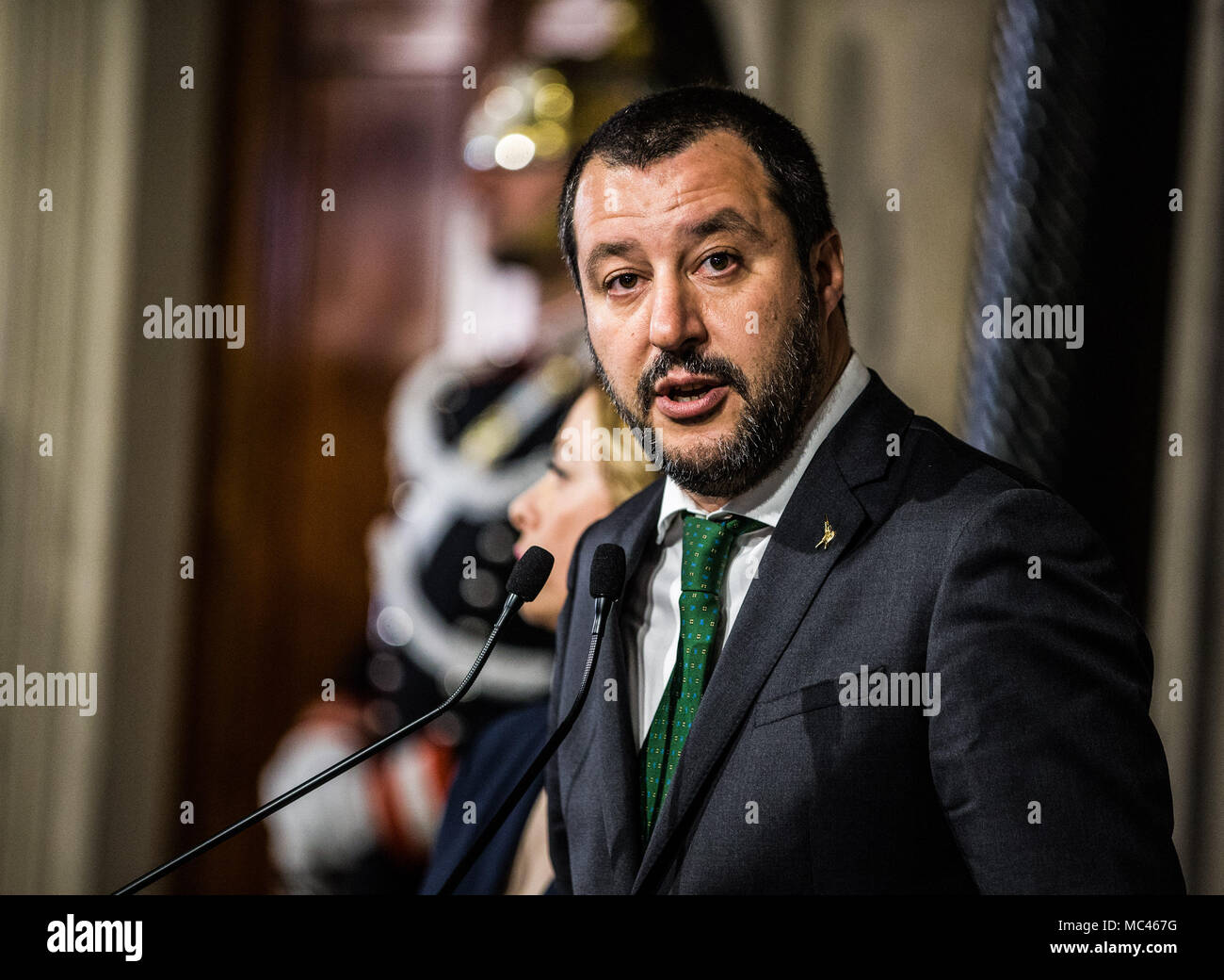 Roma, Italia. Xii Apr, 2018. La lega di leader di partito Matteo Salvini parla ai media presso il Palazzo del Quirinale a Roma, capitale d'Italia, il 12 aprile 2018. Il primo giorno del secondo round dell'Italia del governo formale di negoziati si sono conclusi in un apparente stallo giovedì, come i principali partiti politici hanno scavato nelle loro posizioni contrastanti. Credito: Jin Yu/Xinhua/Alamy Live News Foto Stock