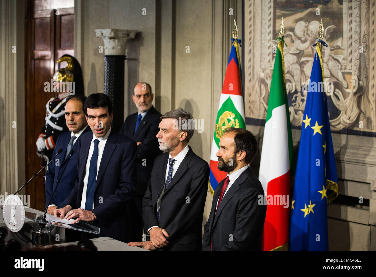 Roma, Italia. Xii Apr, 2018. Interim Partito Democratico Segretario Maurizio Martina (terza R, anteriore) parla ai media presso il Palazzo del Quirinale a Roma, capitale d'Italia, il 12 aprile 2018. Il primo giorno del secondo round dell'Italia del governo formale di negoziati si sono conclusi in un apparente stallo giovedì, come i principali partiti politici hanno scavato nelle loro posizioni contrastanti. Credito: Jin Yu/Xinhua/Alamy Live News Foto Stock