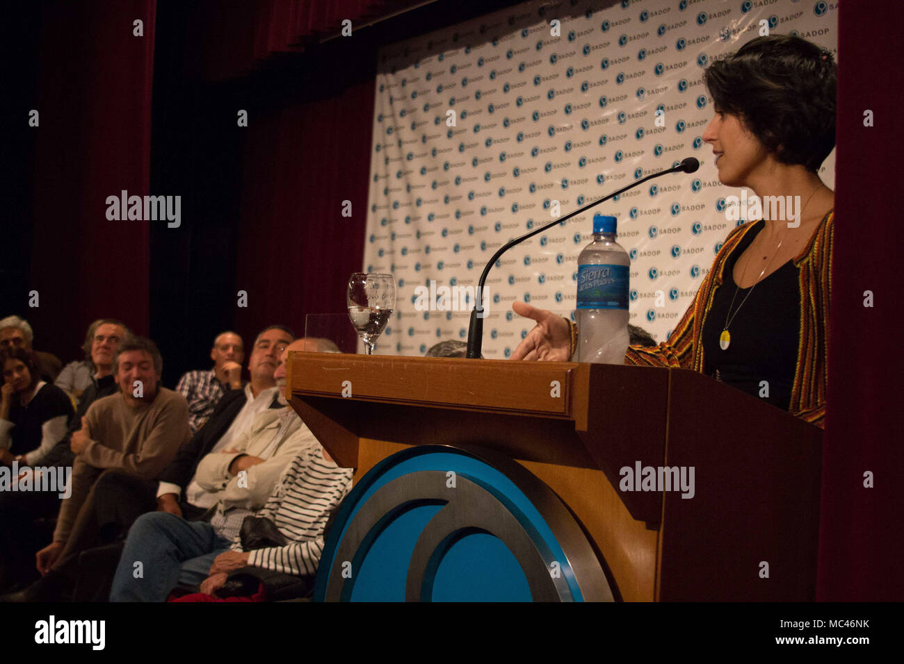 Buenos Aires, Argentina. Xii Apr, 2018. Manuela D&#39;Avilaticrticipates in un evento con Mo Kirchner, vice di Argenigenitna e figlio di ex presidenti Nestor Kirchner e Cristina Fernandez, la sera del giovedì (12th) a SADOP, sindacato degli insegnanti privati, nella città di Buenos Aires, Argentina, per parlare della situazione brasiliana con l' arresto dell' ex Presidente Luis Inacio Lula da Silva. Credito: Flavio Sucesso/FotoArena/Alamy Live News Foto Stock