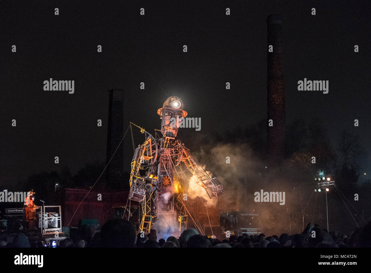 Swansea, Wales, Regno Unito. Il 12 aprile, 2018. Suono,luce,vapore,e fuochi d'artificio notte visualizzazione di 'L'uomo motore',a Hafod-Morfa Copperworks,north Swansea,Wales, U.K.Swansea, Wales, Regno Unito. Xii Apr, 2018. "L'uomo motore' a Swansea,Galles,UK."L'uomo motore' arrivati a Swansea come parte di una più grande del tour di vita che racconta la storia di come la rivoluzione industriale del Galles sagomato.come parte del "un motore" della risurrezione tour del Regno Unito,il Welsh visita,chiamato'Mun motore Cymru Credito: Paolo Quayle/Alamy Live News Foto Stock