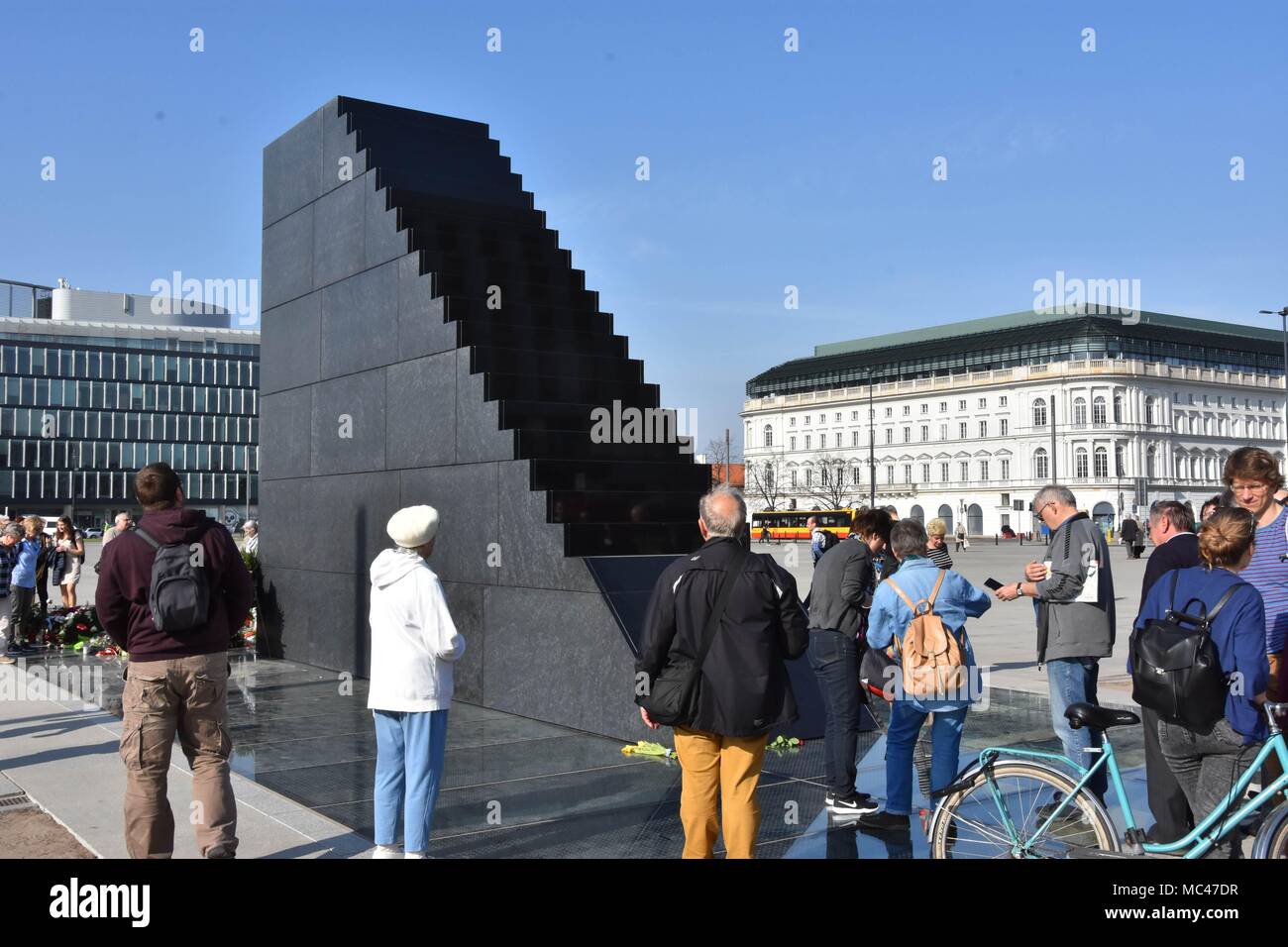 Aprile 11, 2018 Varsavia Polonia monumento alle vittime di Smolensk incidente aereo. Il monumento è stato inaugurato il 8° anniversario del tragico incidente dell'aereo presidenziale battenti per la cerimonia di Katyn. Xii Apr, 2018. In kastrofie dell'aereo polacco il 10 aprile 2010, il Presidente Lech KaczyÃ±sci e 95 persone morirono. Temendo il tentativo di devastare il monumento, la polizia sta guardando il credito: credito: /ZUMA filo/Alamy Live News Foto Stock