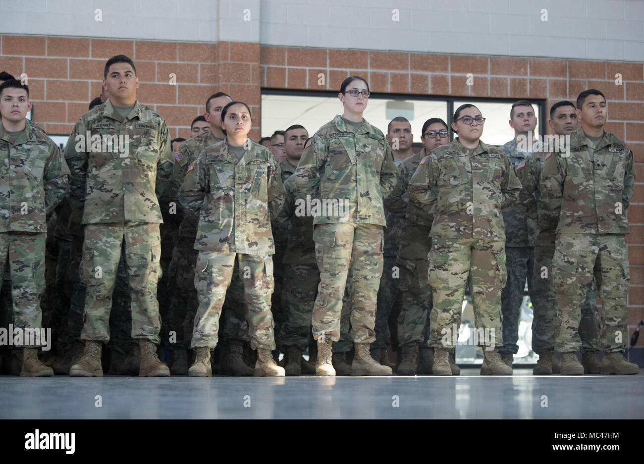 Membri del Texas National Guard stand ad attenzione mentre l'udito un discorso da Gov. Greg Abbott prima della loro distribuzione al confine Texas-Mexico. Foto Stock