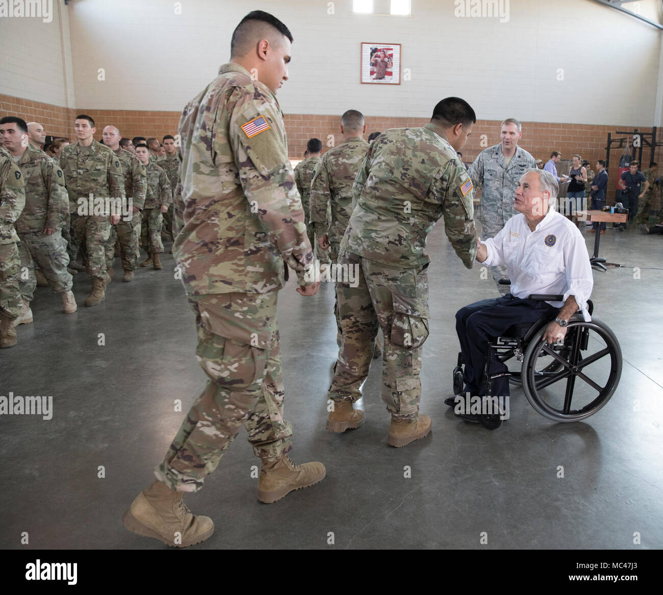 Texas Guardia Nazionale truppe soddisfare Gov. Greg Abbott presso il National Guard armory nel lontano sud del Texas come si preparano per la distribuzione al confine Texas-Mexico. Foto Stock