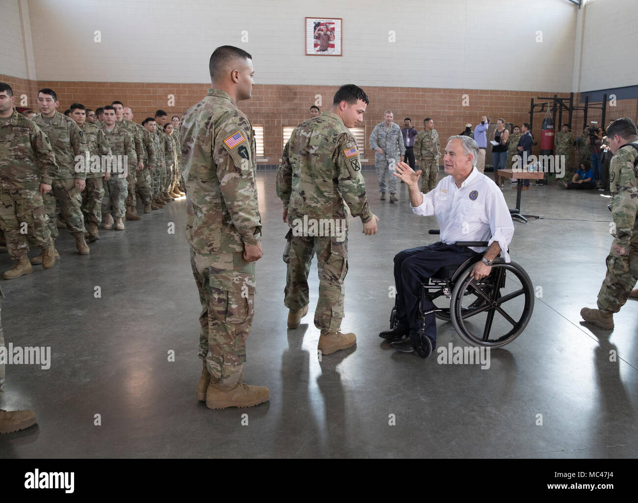 Texas Guardia Nazionale truppe soddisfare Gov. Greg Abbott presso il National Guard armory nel lontano sud del Texas come si preparano per la distribuzione al confine Texas-Mexico. Foto Stock
